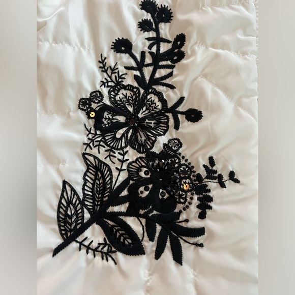 NEW! For Cynthia white Puffer Vest Zip Up Black Floral Pattern Womens Size L - Picture 12 of 13